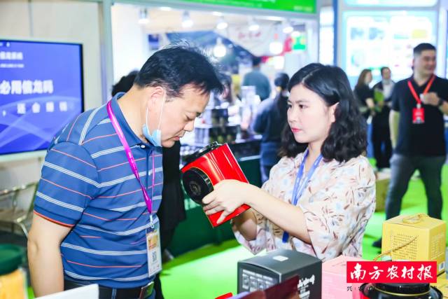 采购商在食博会期间了解白马骏红茶。