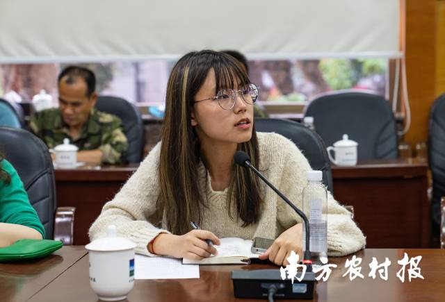 现场媒体代表纷纷提问。 