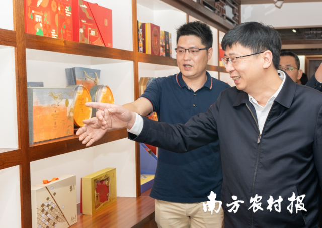 三江县代表团察看金九月饼博物馆和月饼产业发展情况。