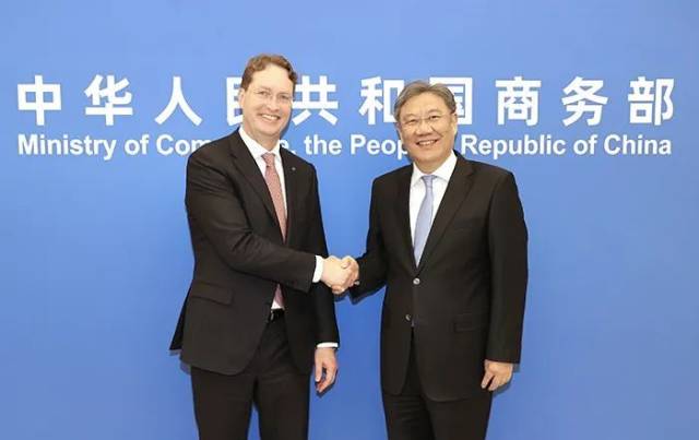3月26日，商务部部长王文涛会见梅赛德斯—奔驰集团董事长康林松。