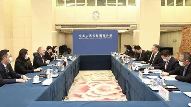 3月26日，商务部部长王文涛会见法国开云集团董事会主席兼首席执行官皮诺。
