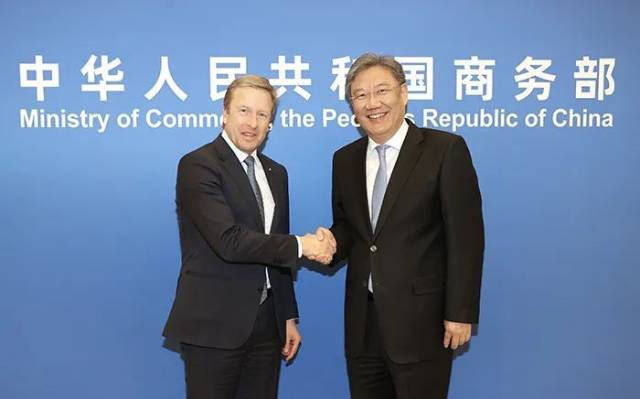 3月26日，商务部部长王文涛会见宝马集团董事长齐普策。