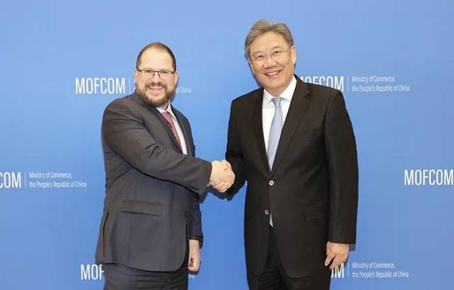 3月26日，王文涛部长会见高通公司总裁兼首席执行官安蒙。