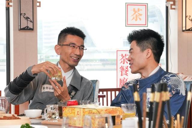 东方小孙（左）与董宇辉（右）直播展示广式早茶等产品