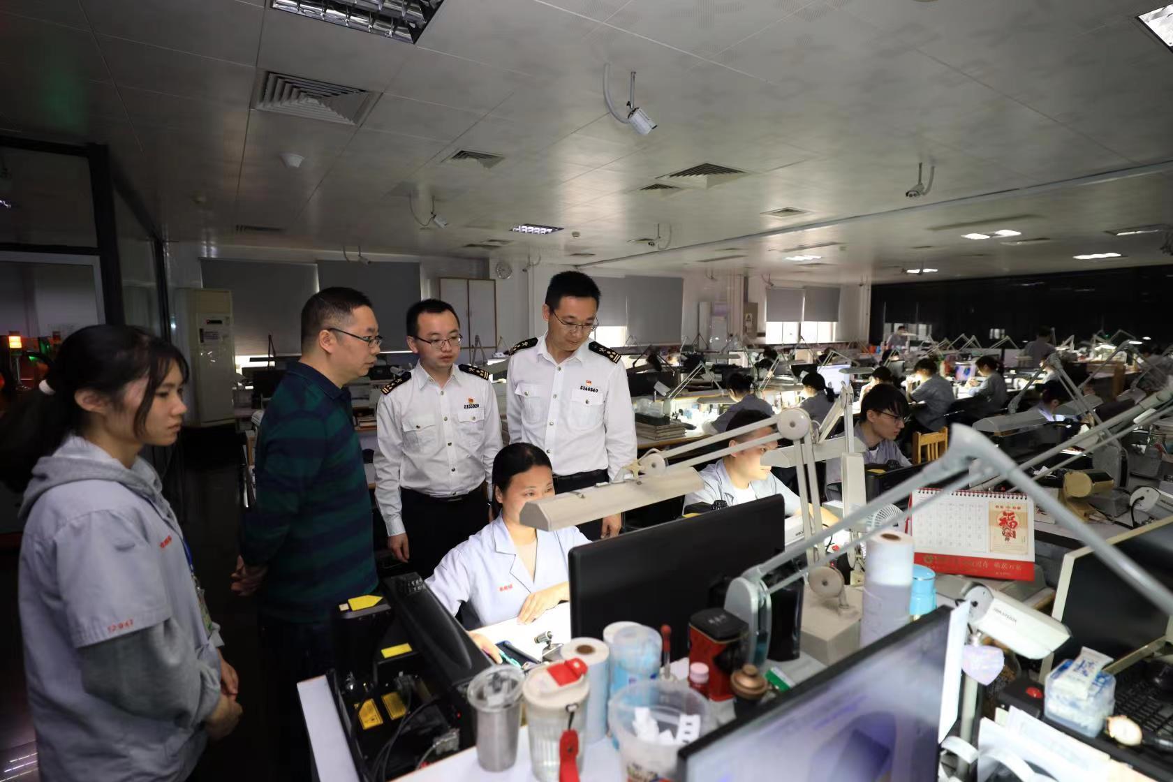 佛山海关到珠宝生产企业开展实地调研。 佛山海关到珠宝生产企业开展实地调研。