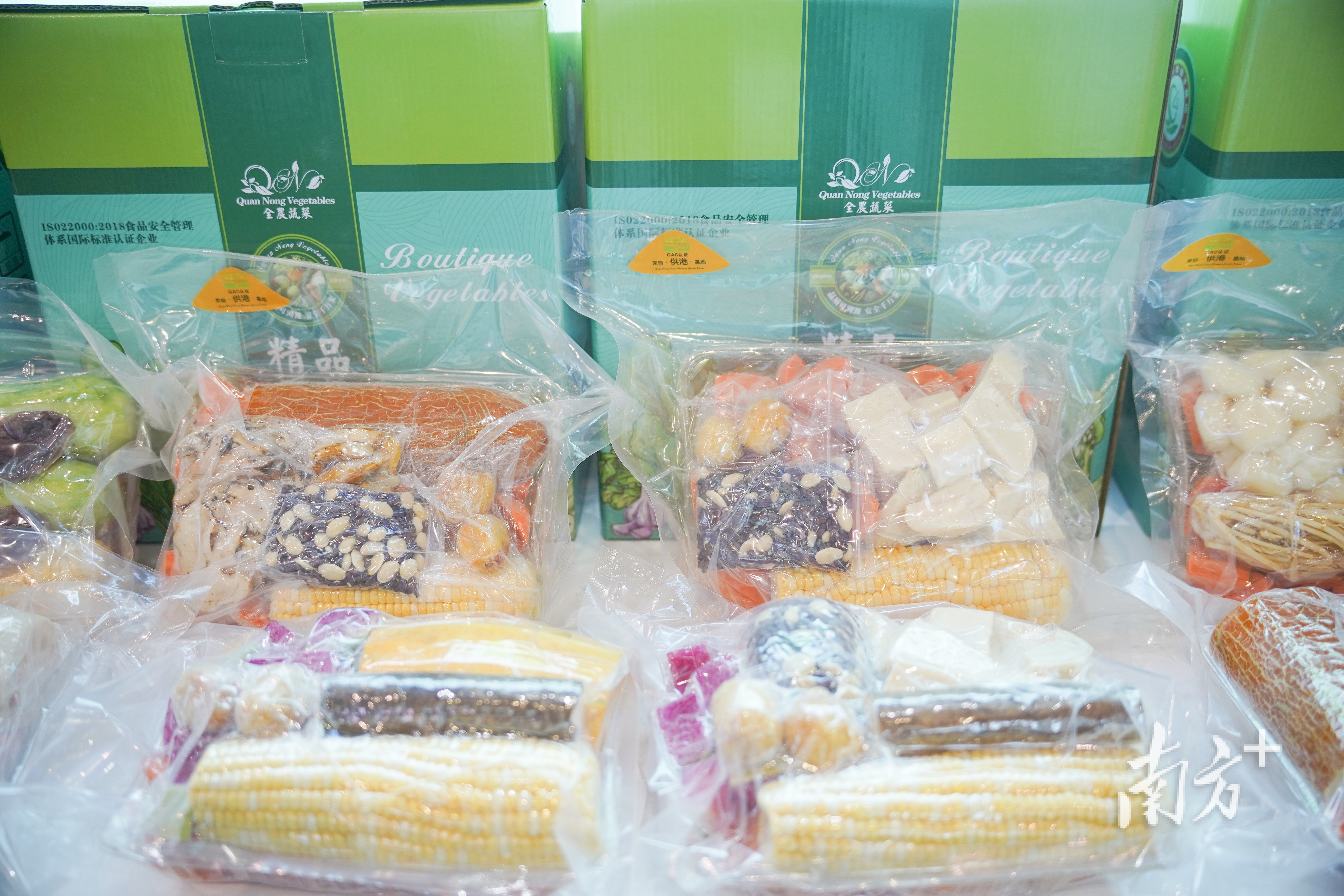 东莞企业生产的汤料净菜包。何绮莹 摄