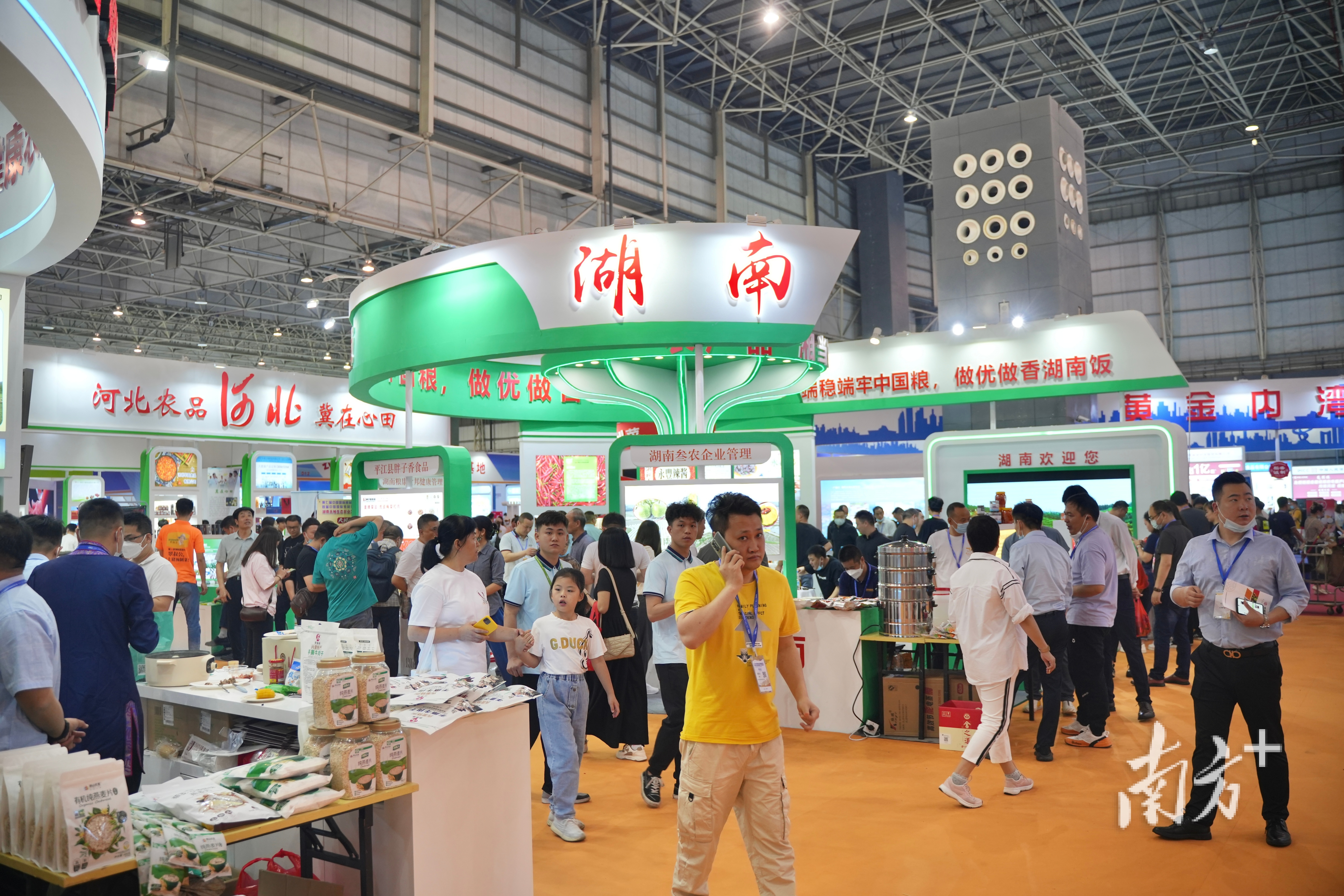 展会现场人头攒动。 黄伟兴 摄