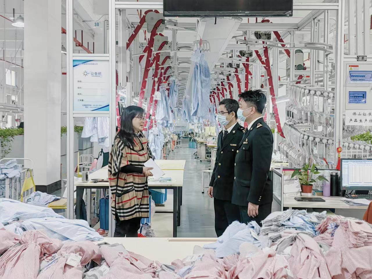 佛山海关到省级“专精特新”企业开展AEO认证宣传。 佛山海关到省级“专精特新”企业开展AEO认证宣传。