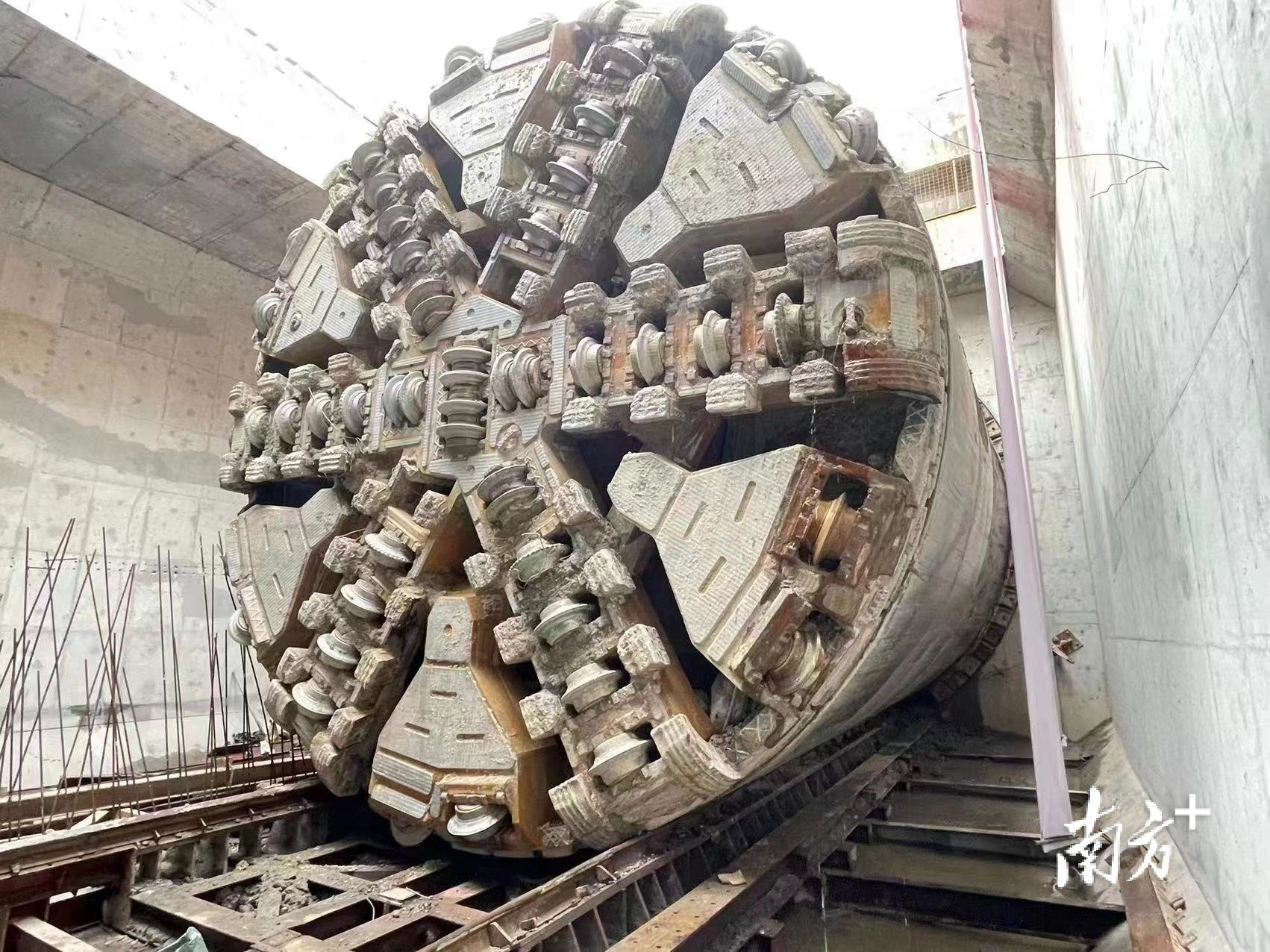 十二号线大学城南停车场出入场线右线盾构出洞。