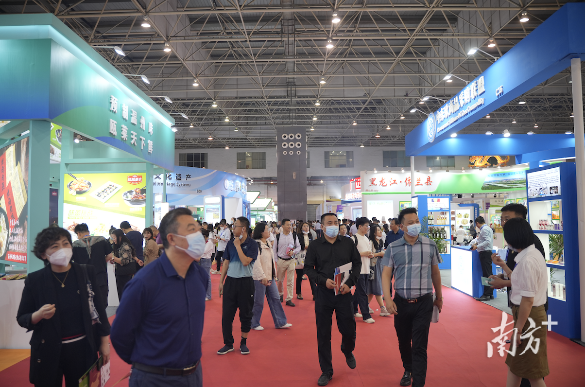 展会现场人头攒动。黄伟兴 摄