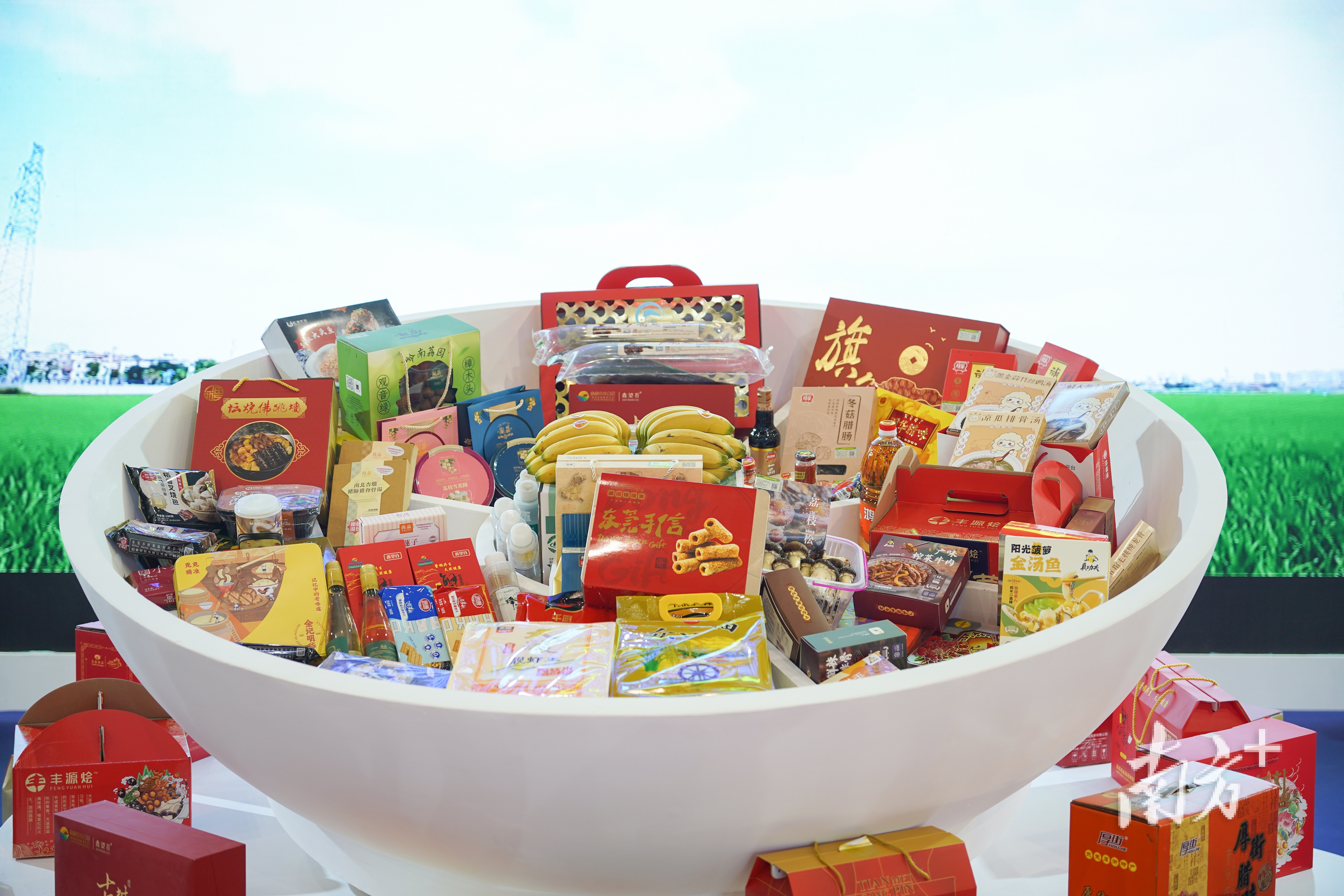 东莞馆门前的“大碗”里装着东莞企业生产的各种产品。何绮莹 摄