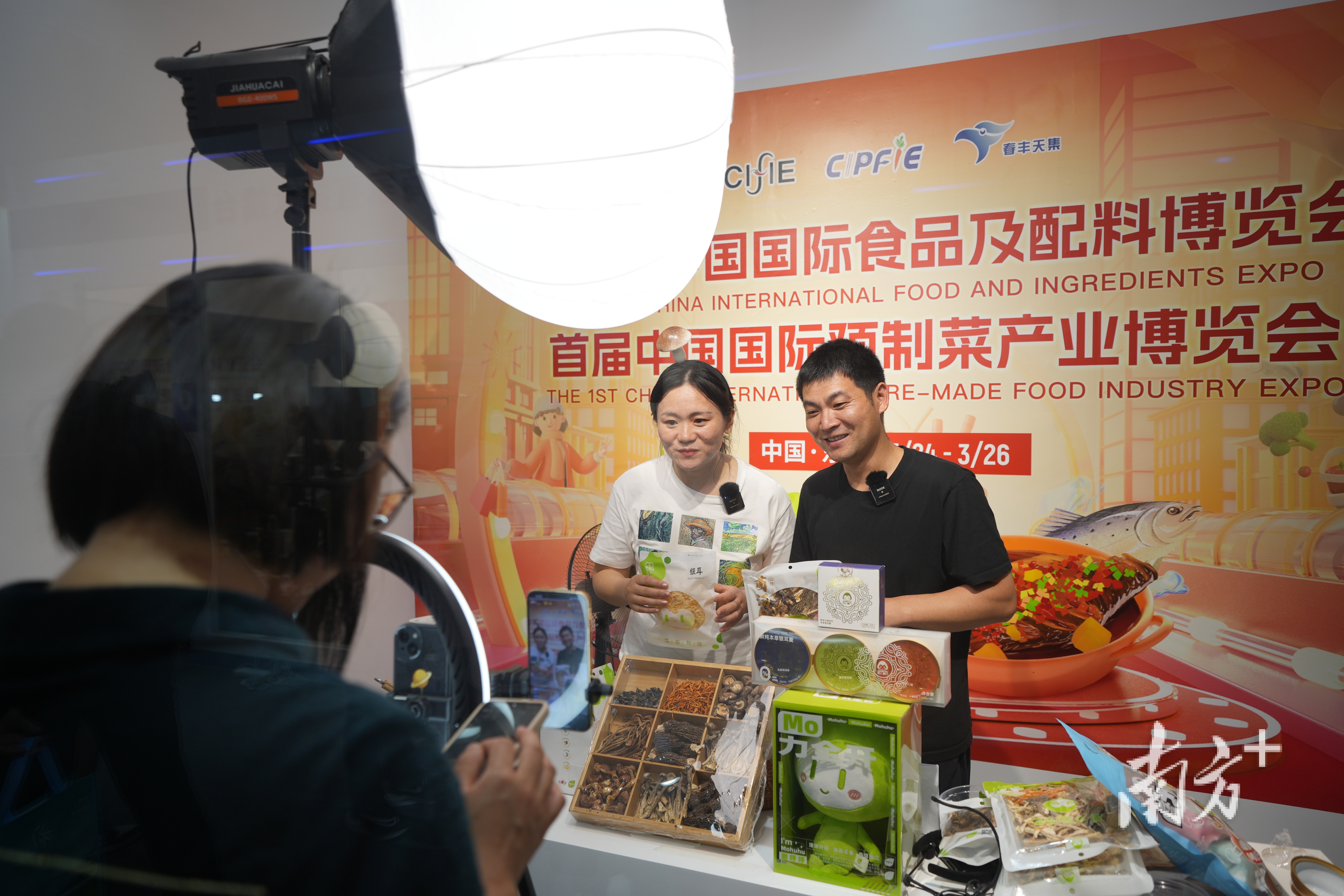 本届食博会·预博会内的带货直播间。黄伟兴 摄