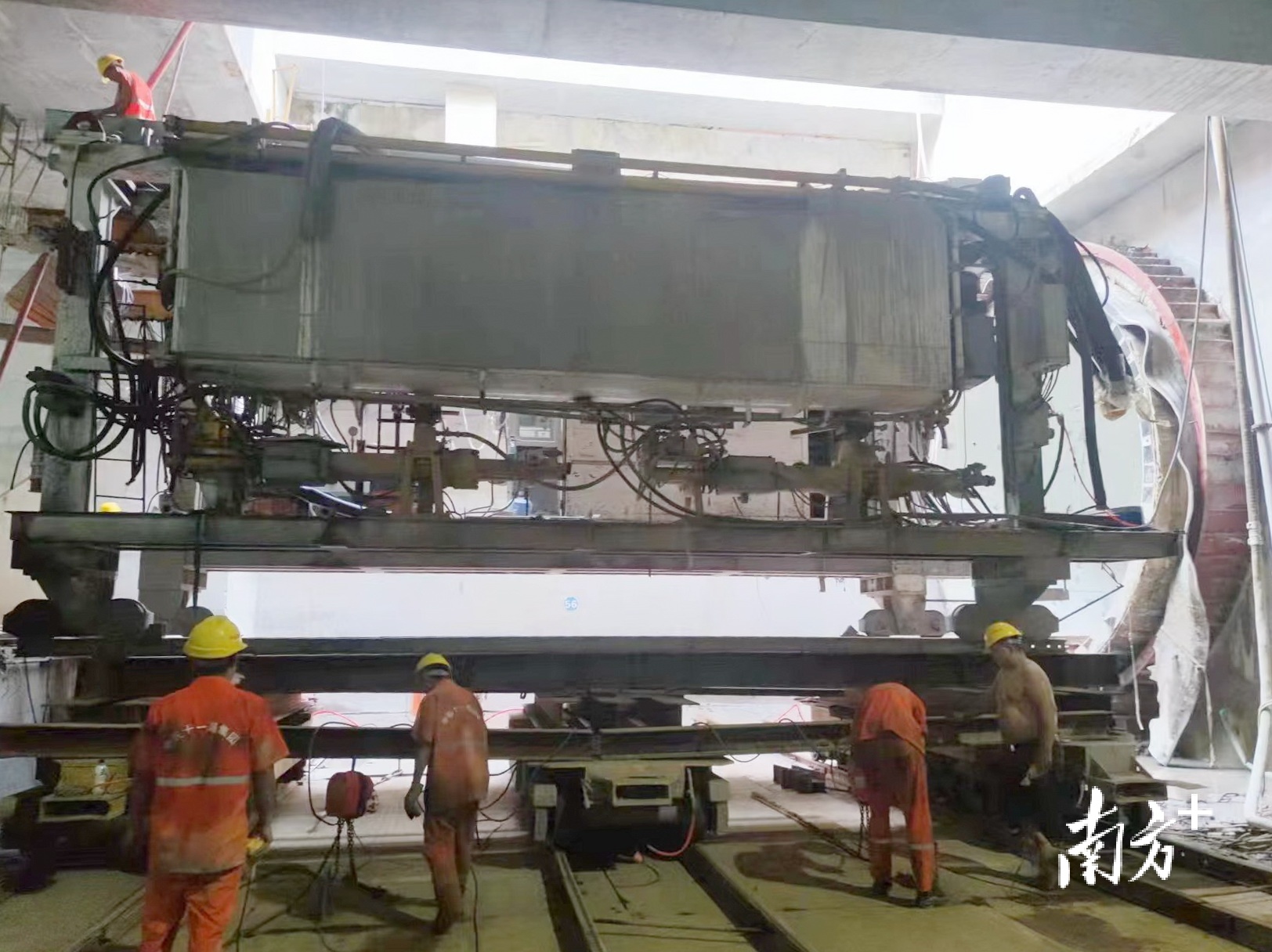 十号线中五区间盾构台车安装。 十号线中五区间盾构台车安装。