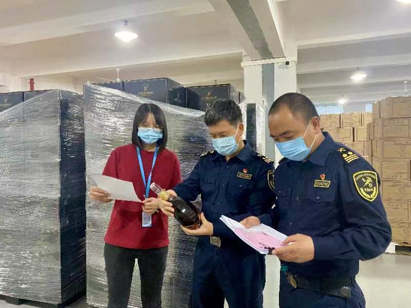 海关工作人员到酒类企业调研并进行指导。 海关工作人员到酒类企业调研并进行指导。