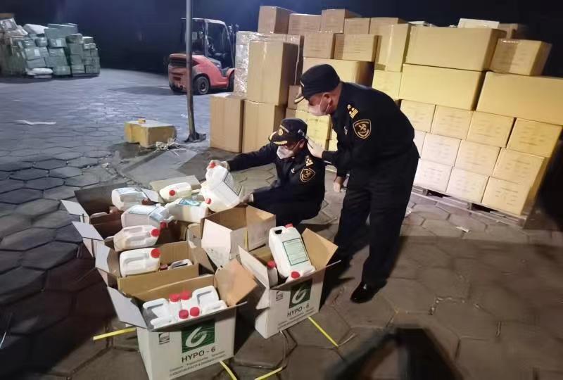 海关工作人员对伪瞒报危化品进行清点。 海关工作人员对伪瞒报危化品进行清点。