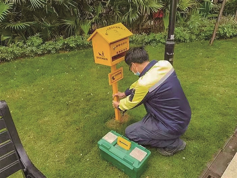 万科美的西江悦小区内设置了垃圾分类桶、狗狗便便屋等设施，提升小区品质。