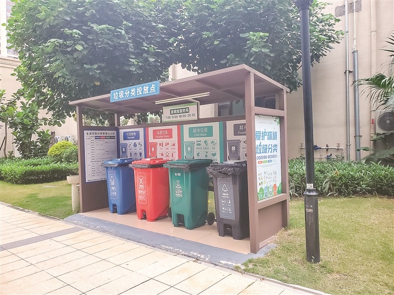 万科美的西江悦小区内设置了垃圾分类桶、狗狗便便屋等设施，提升小区品质。