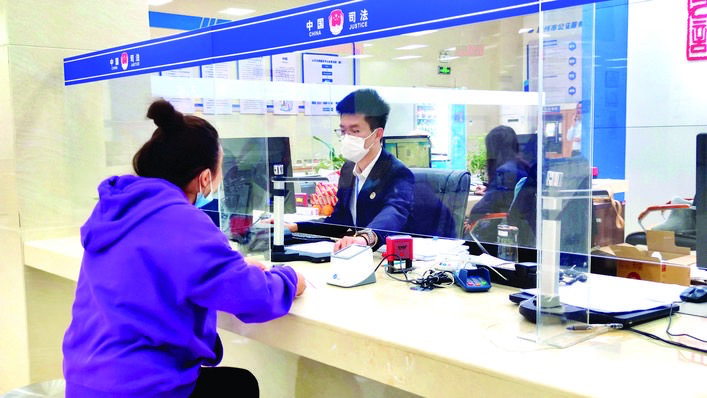 惠州公证处公证员李焕棠在为群众办理业务。