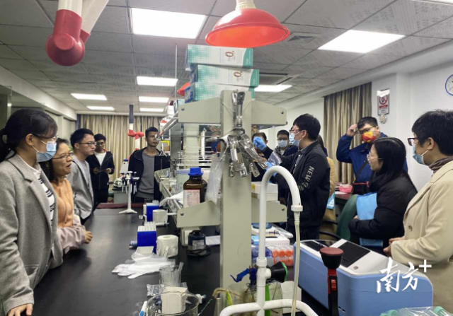 实践操作环节，从化区畜牧兽医局总畜牧兽医师欧阳锐明、农产品质量安全监管与法规科科长曾燕出席培训班并作指导，在有关专家和区农产品质量安全监督检测中心专业技术人员的指导下，学员们开展了胶体金法的实操练习。