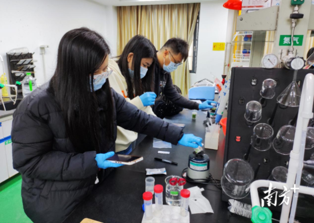 培训后，全体参训人员进行了实操考核，并向考核通过的学员颁发培训证明。