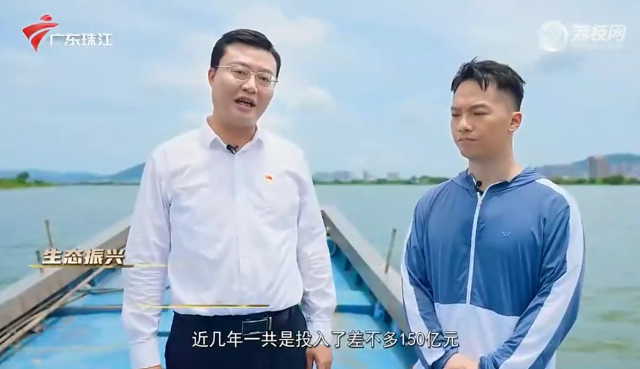 潮南区委书记许广圻（左）在游船上向广东广播电视台探村主播李青山（右）介绍潮南练江情况。  