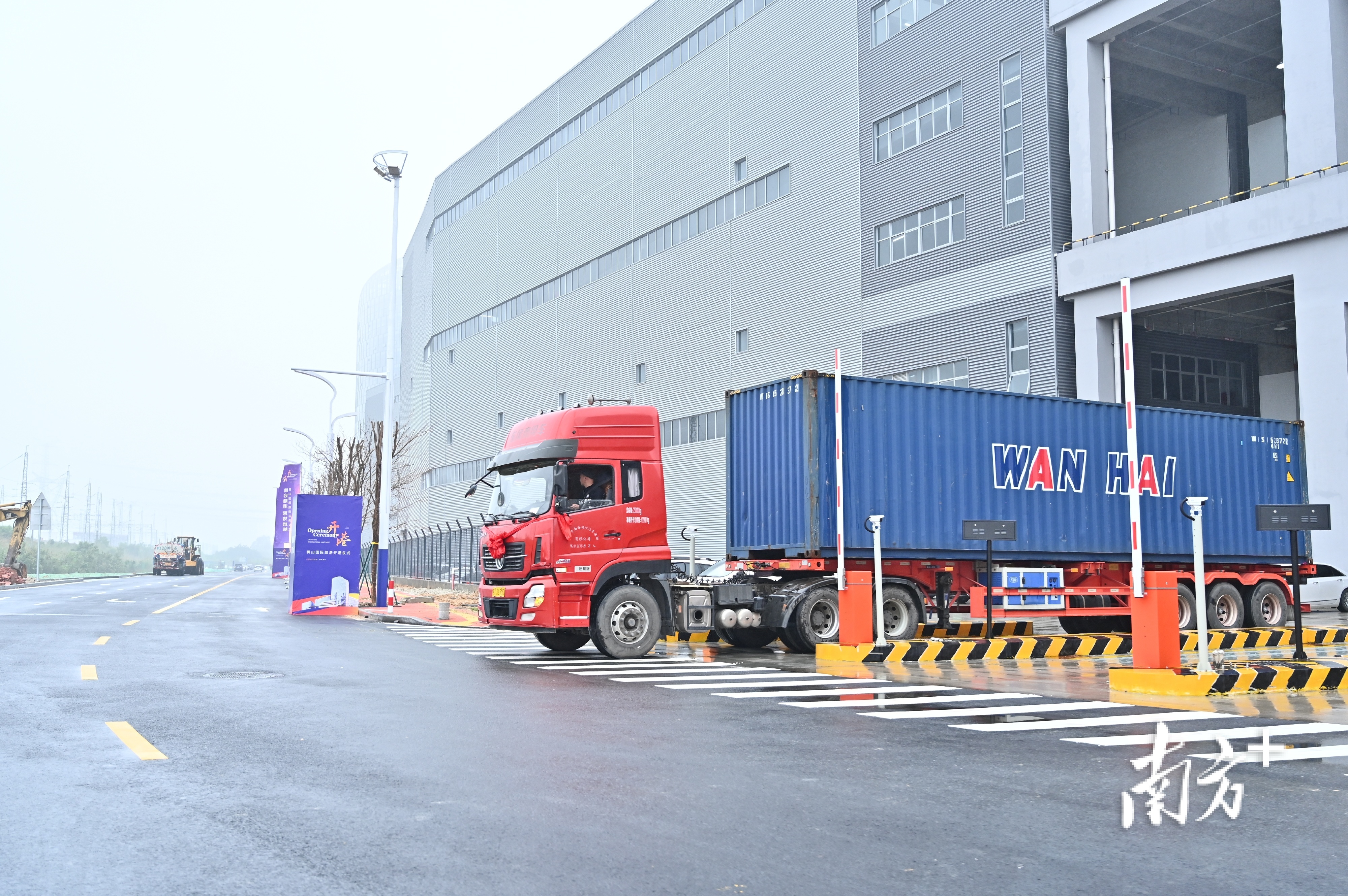 出口货物在佛山国际陆港可以实现一站式通关。受访单位供图 出口货物在佛山国际陆港可以实现一站式通关。受访单位供图