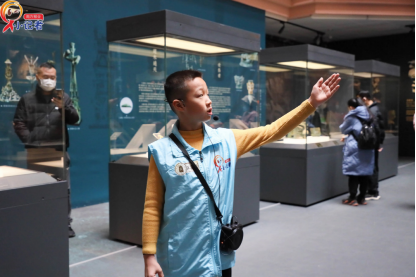 正在讲解祭祀场景的王震铭。