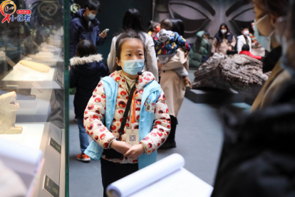 黄语桐正在讲解展厅内的石虎文物。