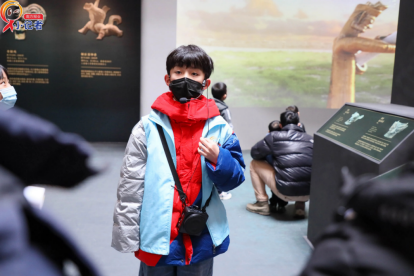 小讲解员罗朝信头戴小蜜蜂正在讲解。