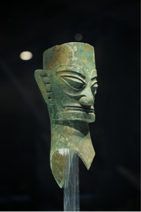 “神秘古蜀国 理解三星堆”特展中的青铜人头像。黄伟兴 摄