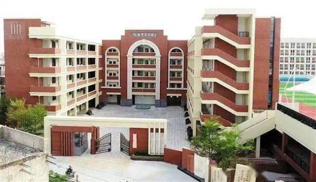 成田镇乡贤马泽琪、陈钢民伉俪捐资1.5亿元兴建成田高级中学。 