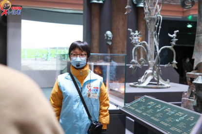 正在给观众讲解的韩子怡。