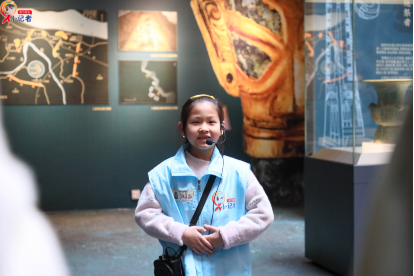 陈彦霏正在向观众讲解。