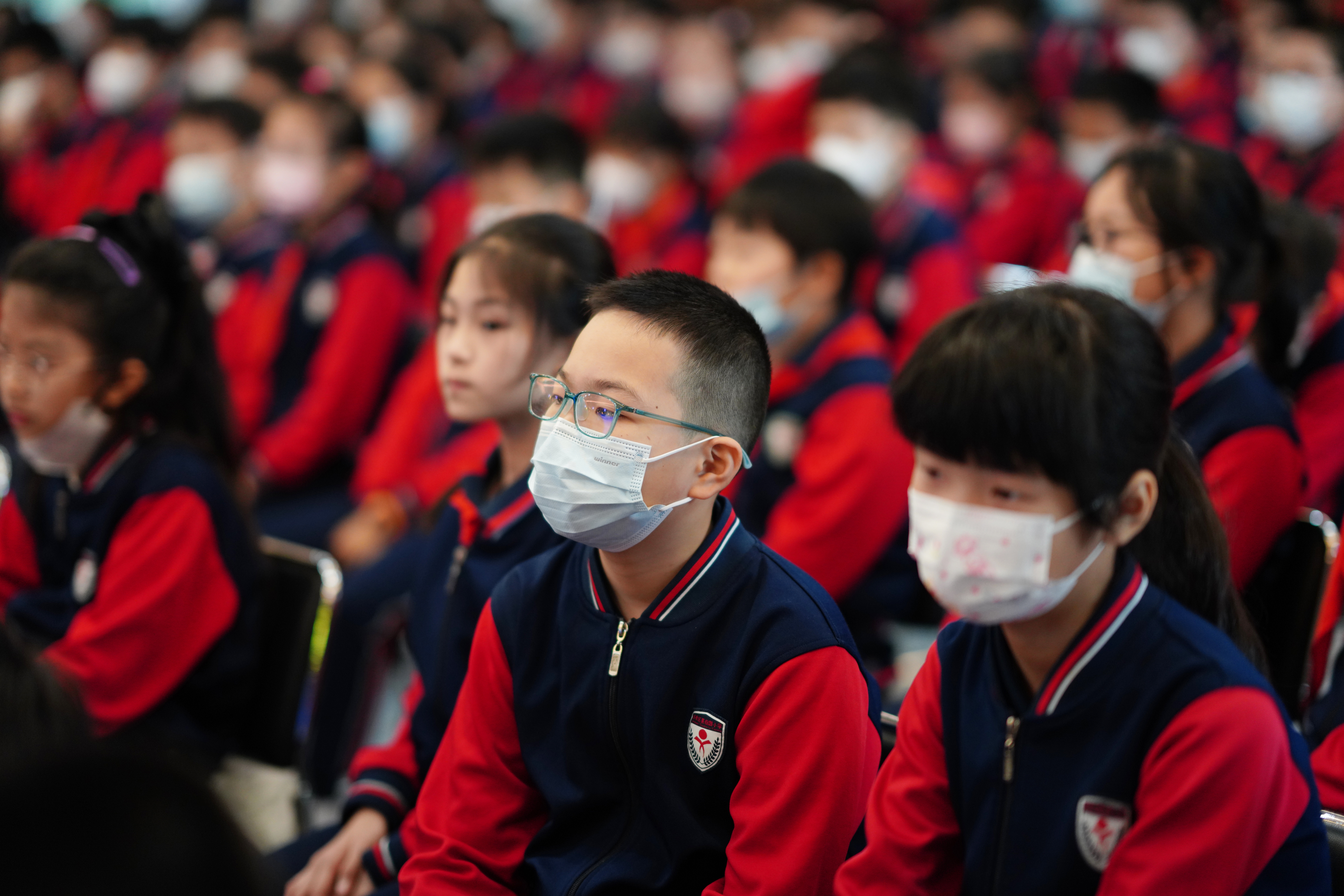 孩子们全神贯注投入其中