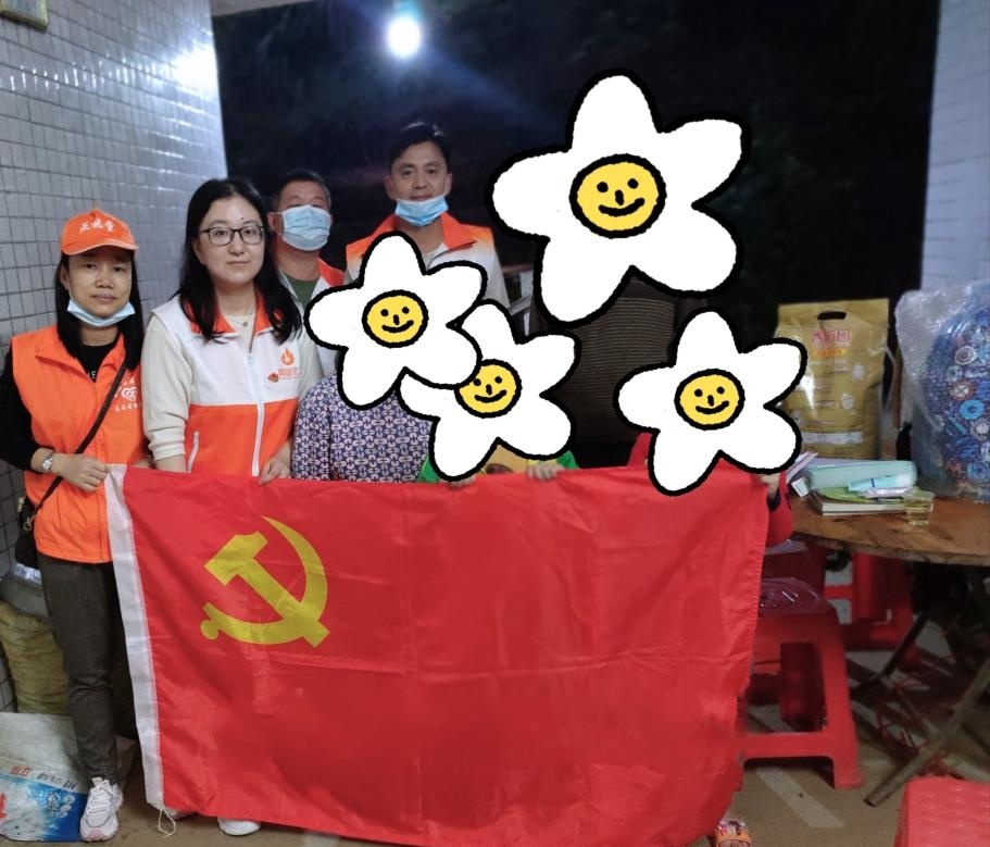  綦峥峥参与广东省牵手行动帮扶困境儿童服务，评估身心需要建档及提供心理咨询服务（左二）。