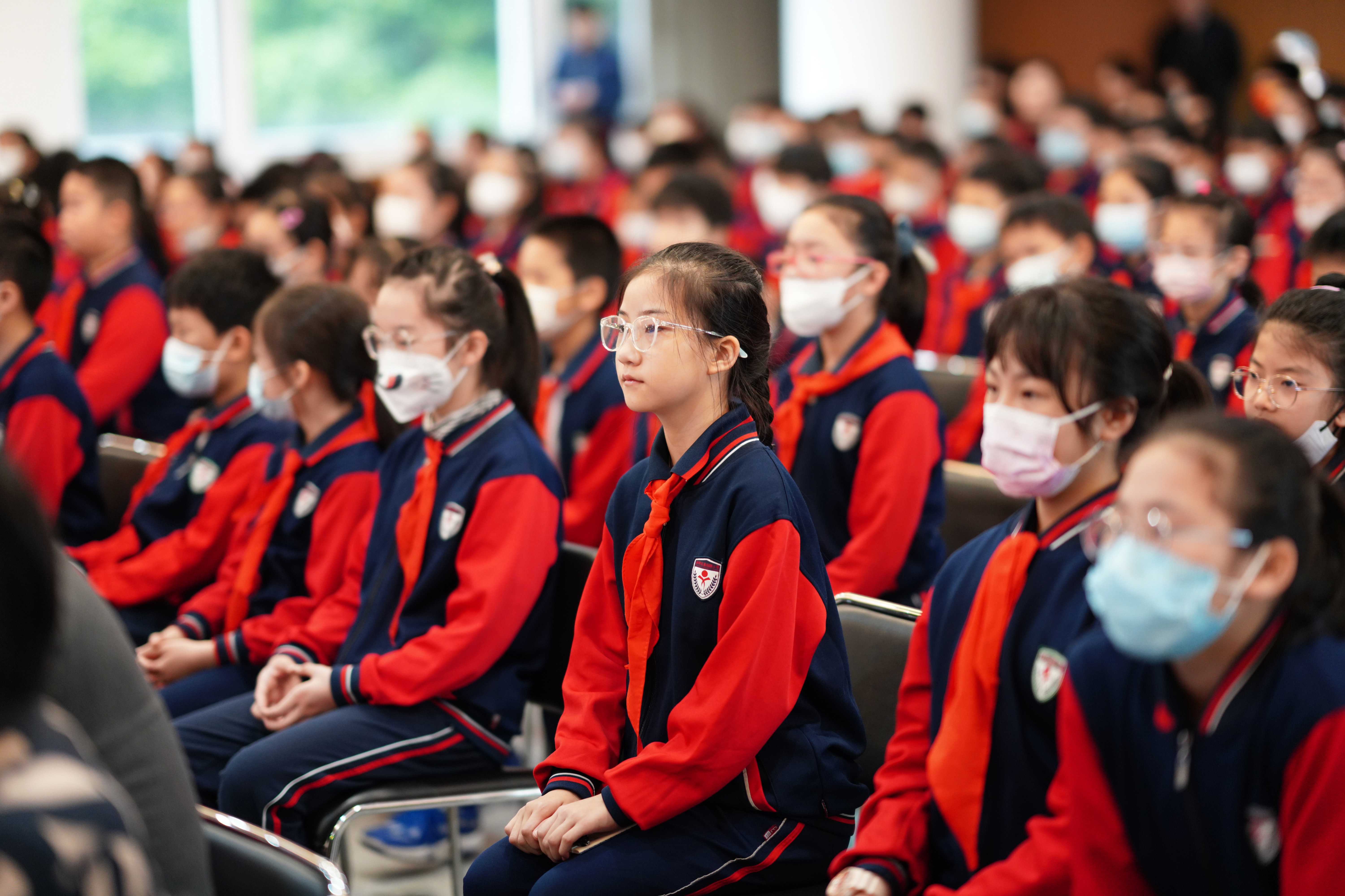 孩子们全神贯注投入其中