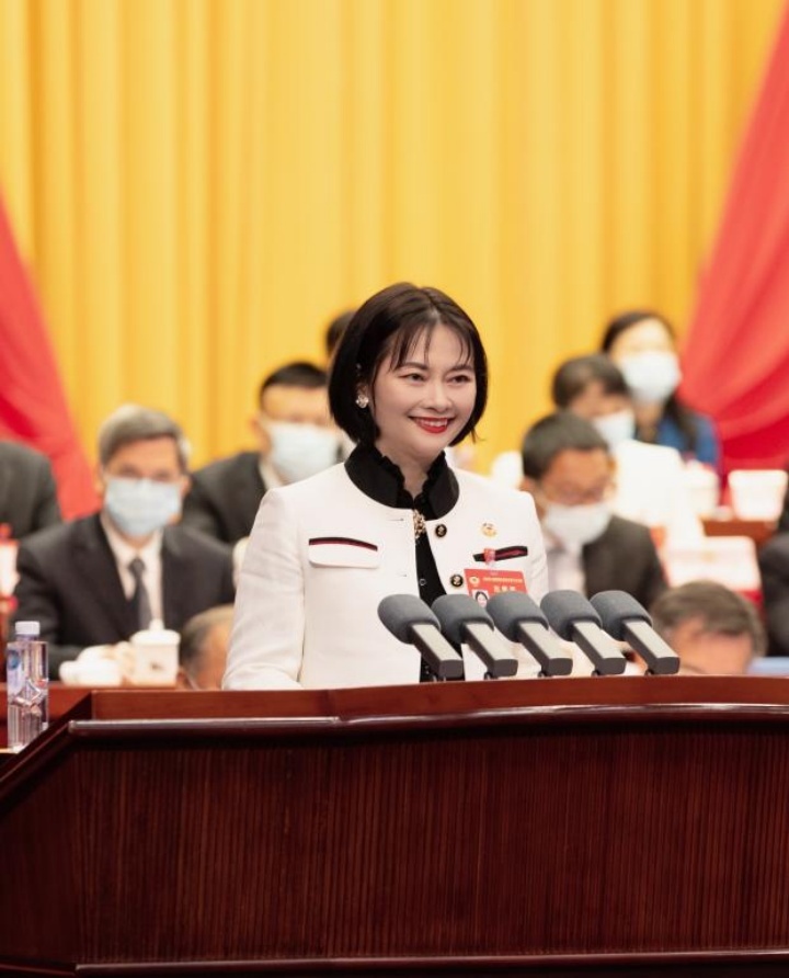 2月13日,深圳市政协七届三次会议开幕，政协委员周璇代表民建市委会作重点发言，建议以“母工厂”模式，推动深圳制造业高质量发展。