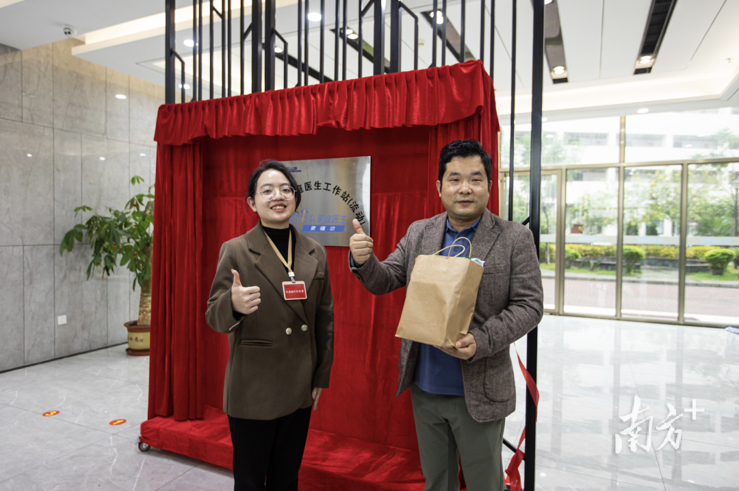 松山湖生态园片区党委工作人员为企业代表送上爱心医疗大礼包。