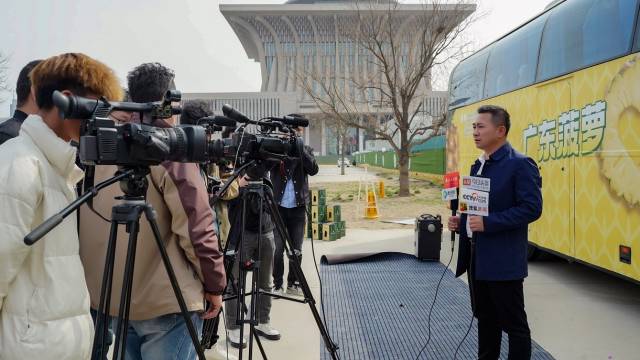 在京媒體采訪徐聞縣農(nóng)業(yè)農(nóng)村局局長何啟揚,。