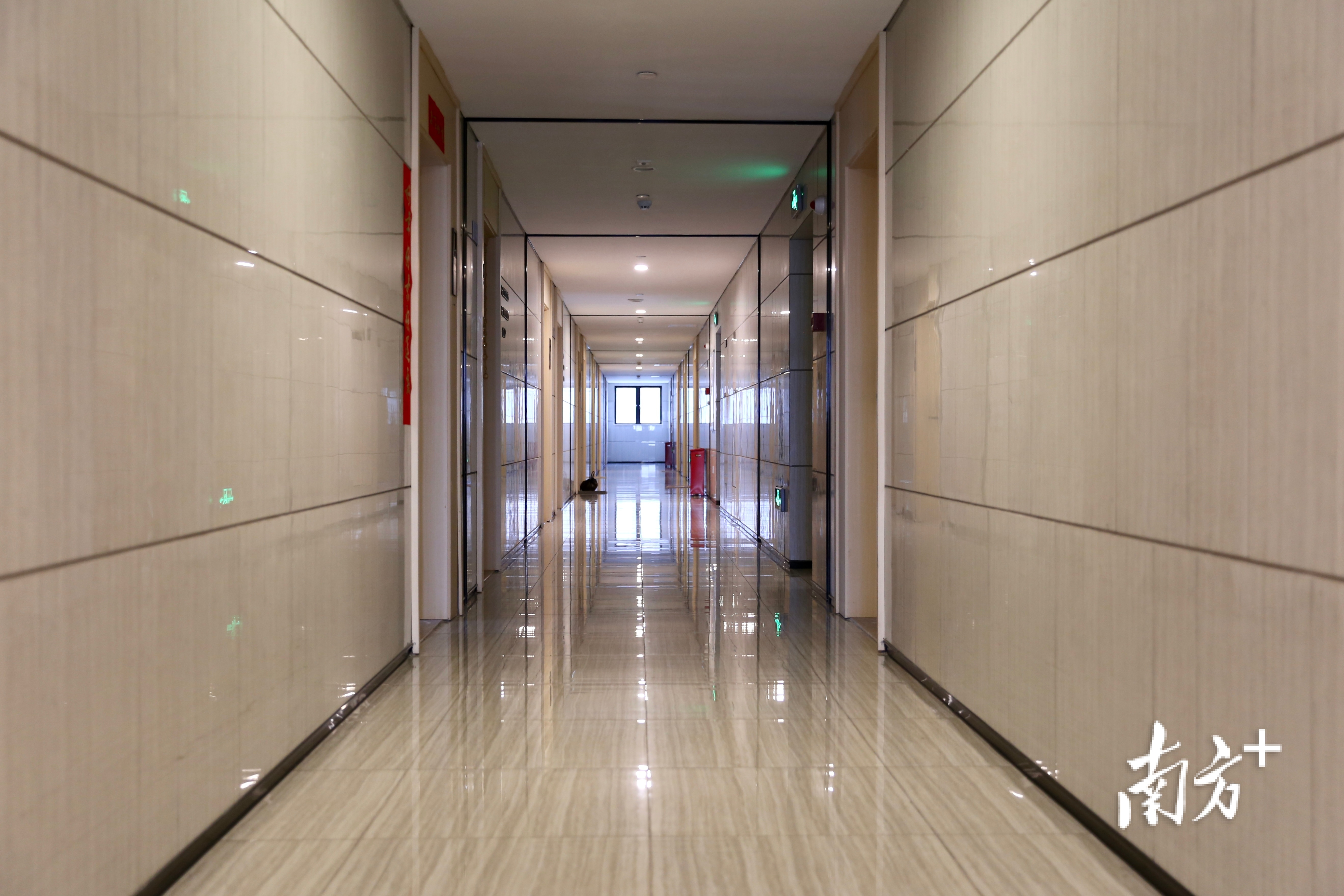 李女士所在的楼层有26户。 李女士所在的楼层有26户。