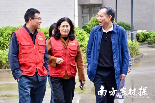 ▲ 谢海平（左）、翁少萍（中）和渔跃生物总经理张毓金（右）交流疫苗生产事宜