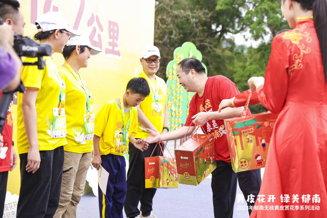 郁南县副县长刘炳荣（右一）为莫世昊（右三）颁发奖品。
