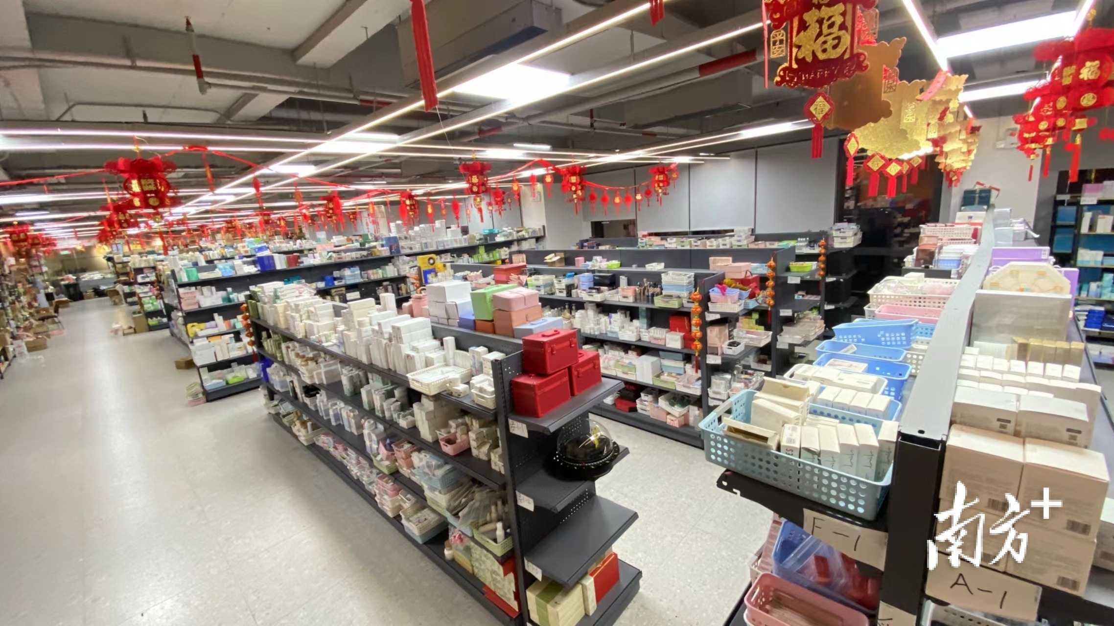2019年发展至今，嘉星集团已经整合了国内外优质品牌供应链约1万家。图为嘉星集团内陈列的各式带货样品。