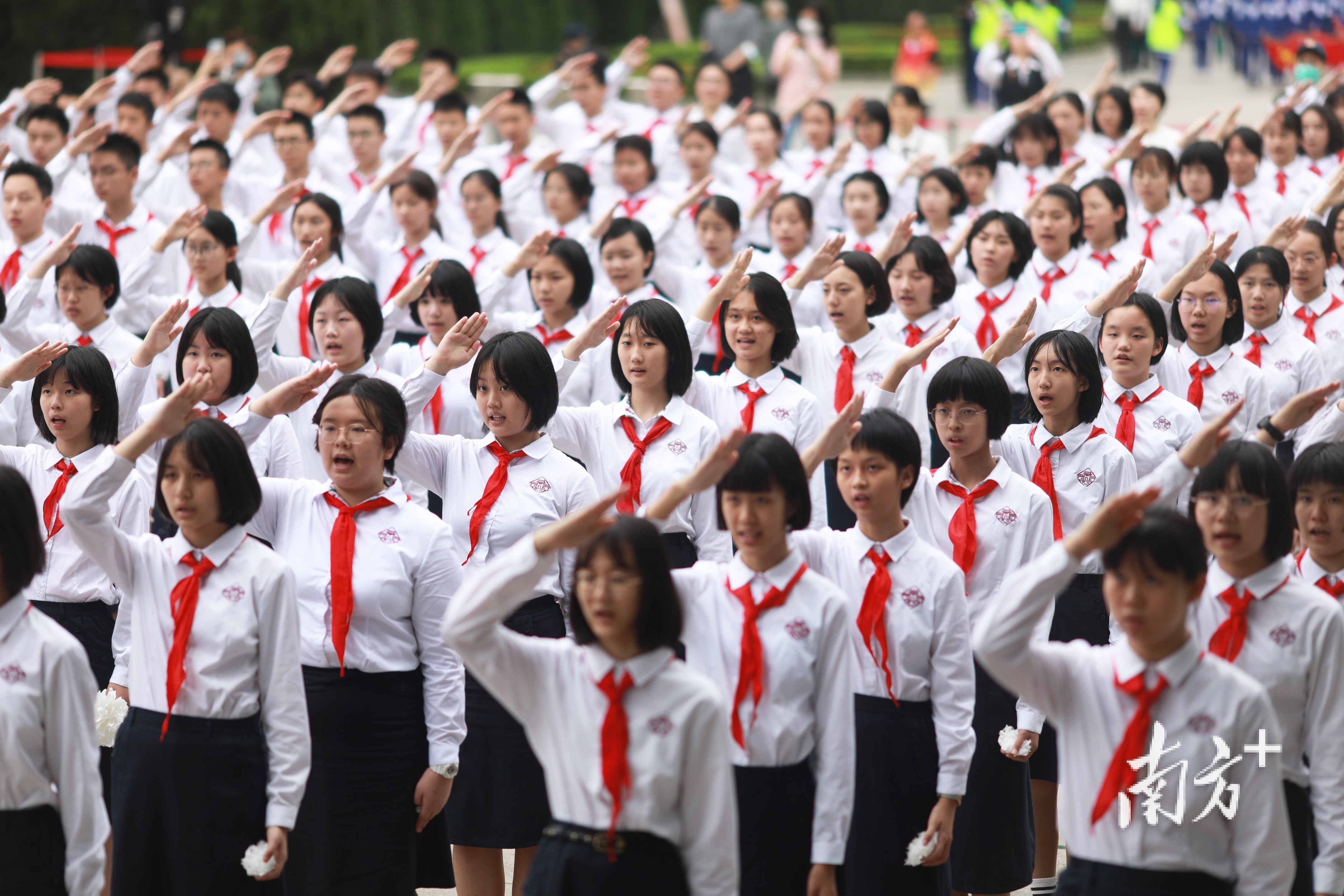 传承红色精神广州组织中小学生清明祭英烈