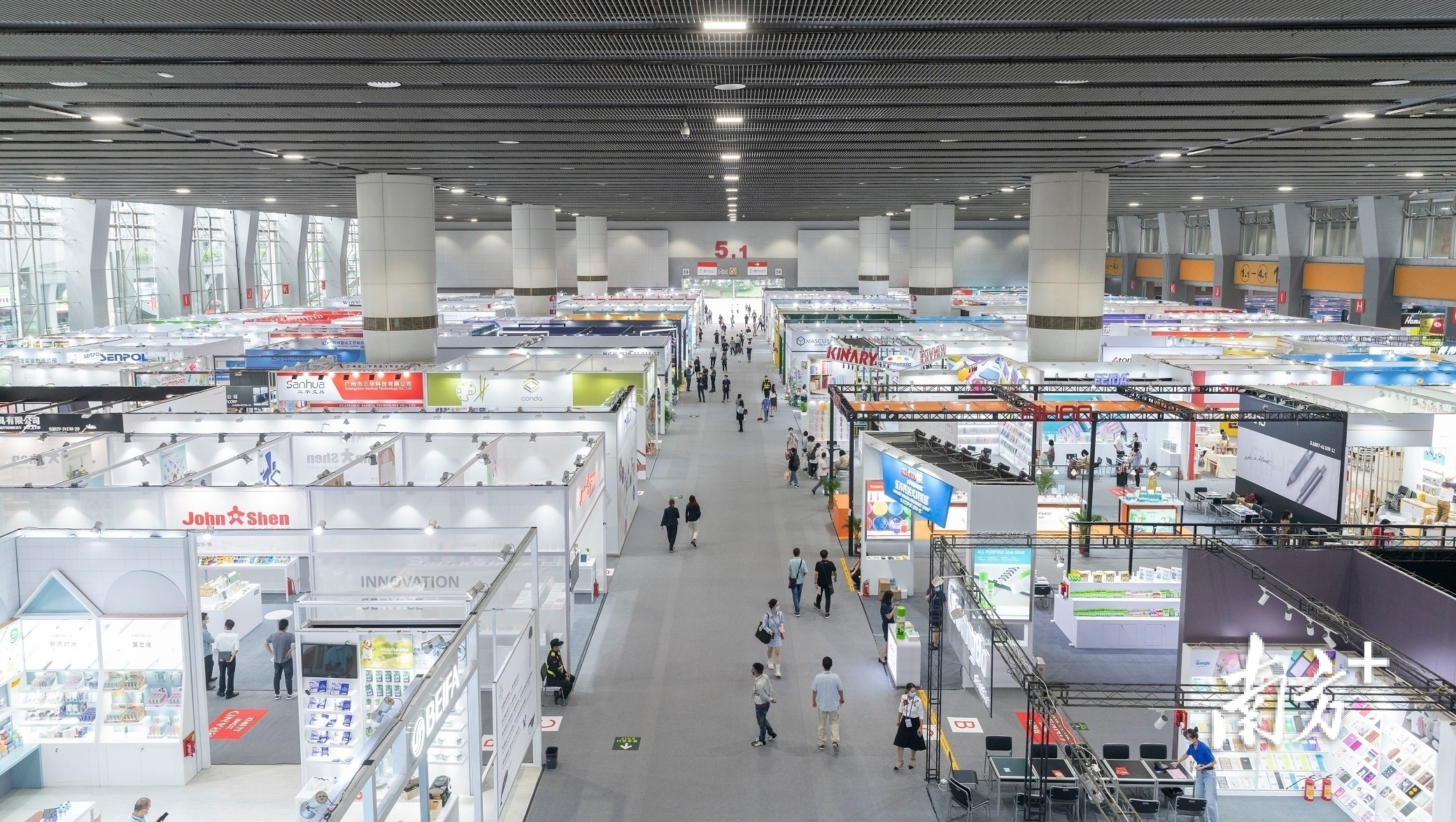 2021年10月15日，第130届广交会展馆内灯火通明。