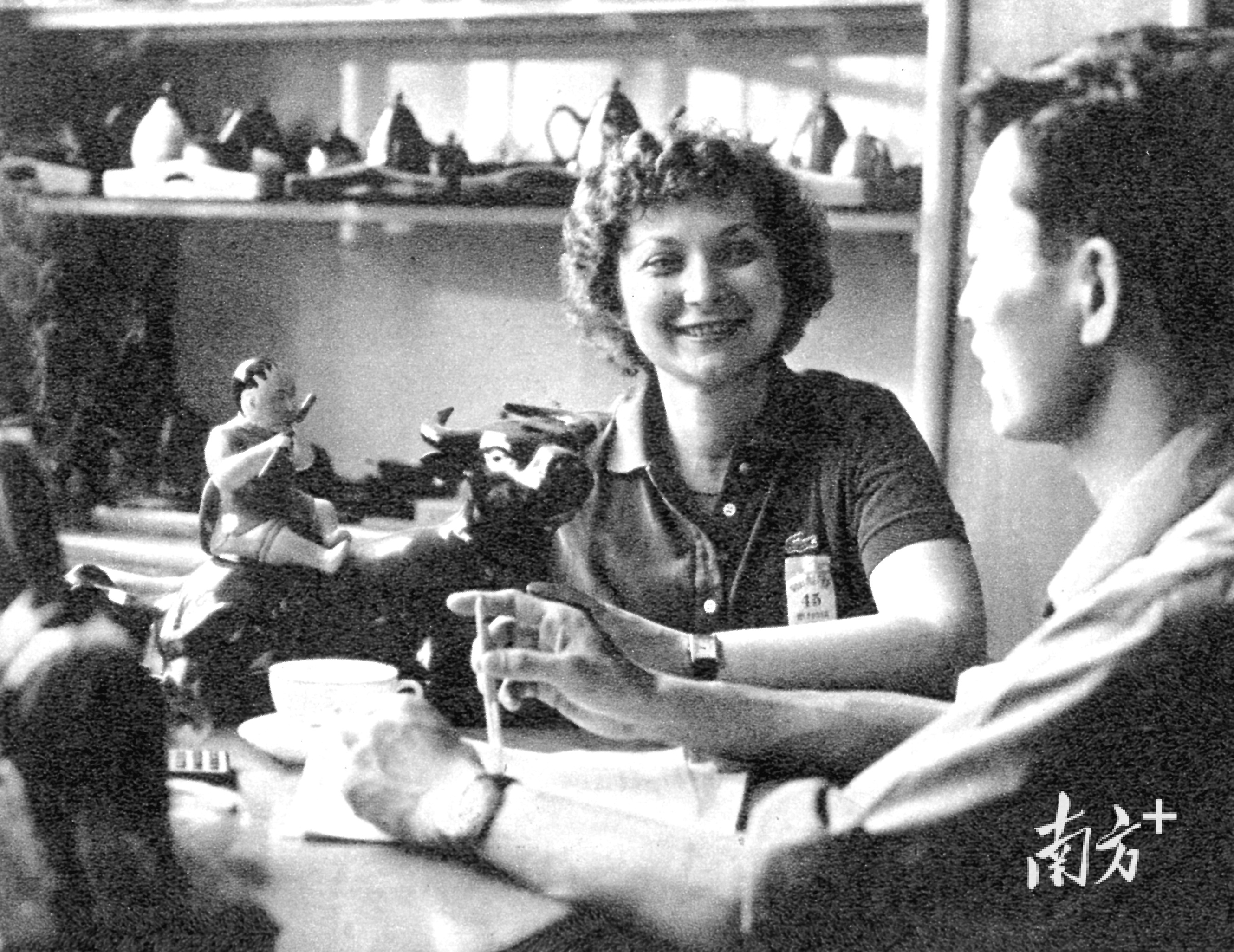  1978年3月举行的第45届广交会上，美国商人在洽谈购买工艺品。 林孙杏 摄