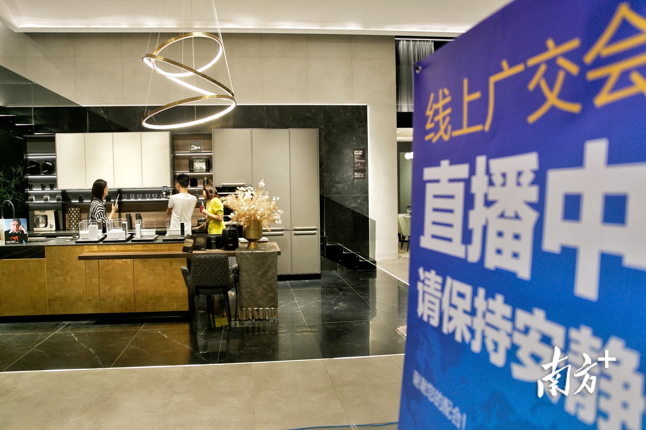 第127届网上广交会，为参展企业和采购商提供网上推介、供采对接、在线洽谈等服务。