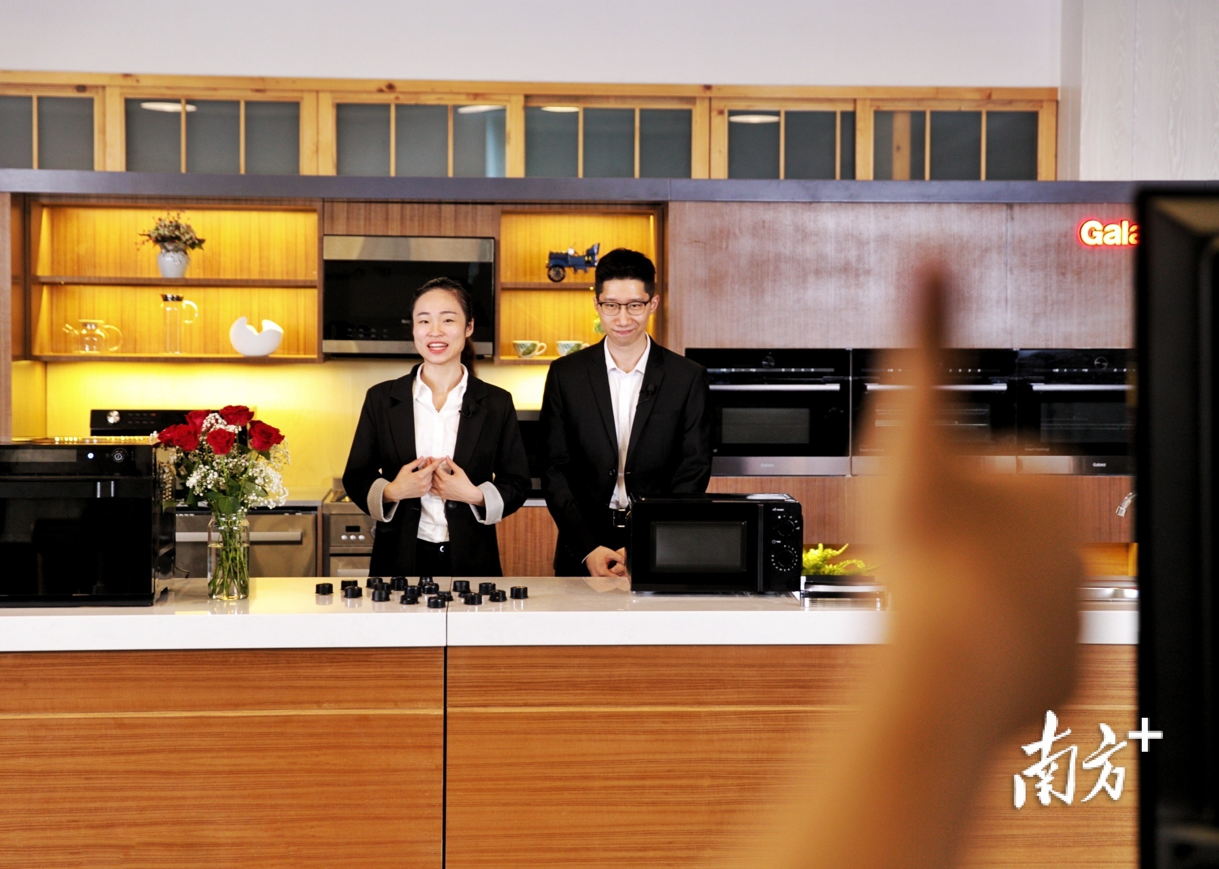 云上广交会，主播正在展示自家的橱柜产品。