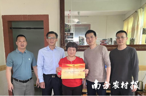 驻镇帮扶工作队员为梅县区松口镇南下村两名现役军人家属送立功喜报。