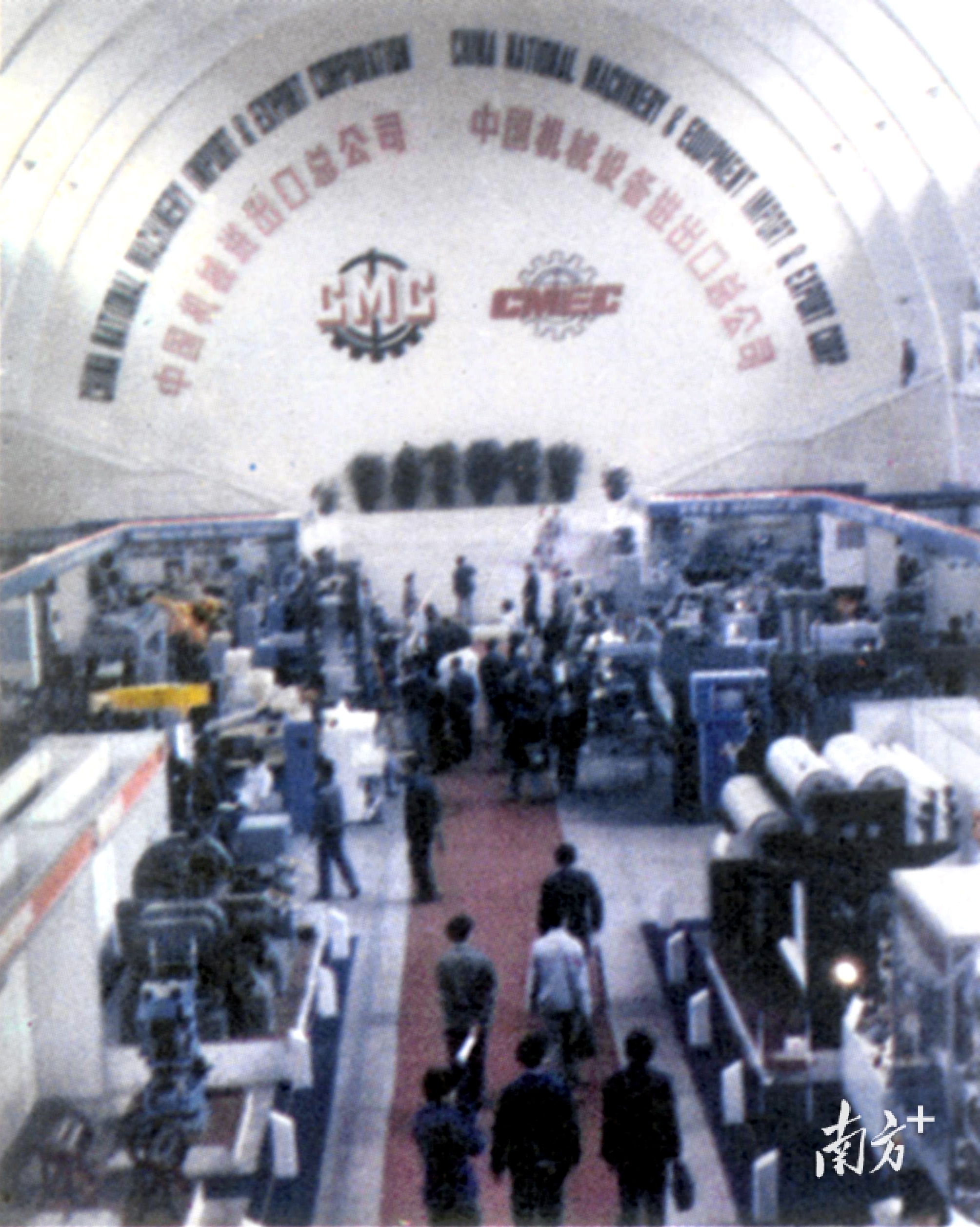 1984年，中国出口商品交易会的工业展览大厅。资料图片
